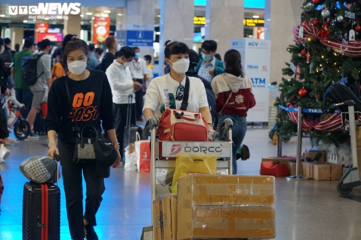 Ảnh: Người dân ùn ùn rời TP.HCM về quê ăn Tết, sân bay Tân Sơn Nhất đông nghịt - 2