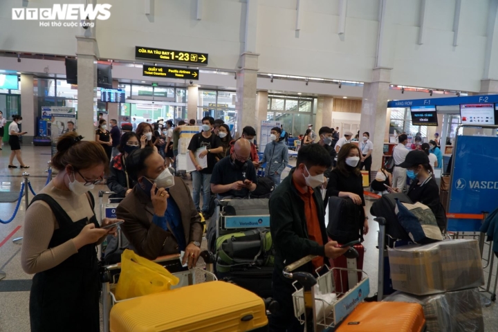 Ảnh: Người dân ùn ùn rời TP.HCM về quê ăn Tết, sân bay Tân Sơn Nhất đông nghịt - 3