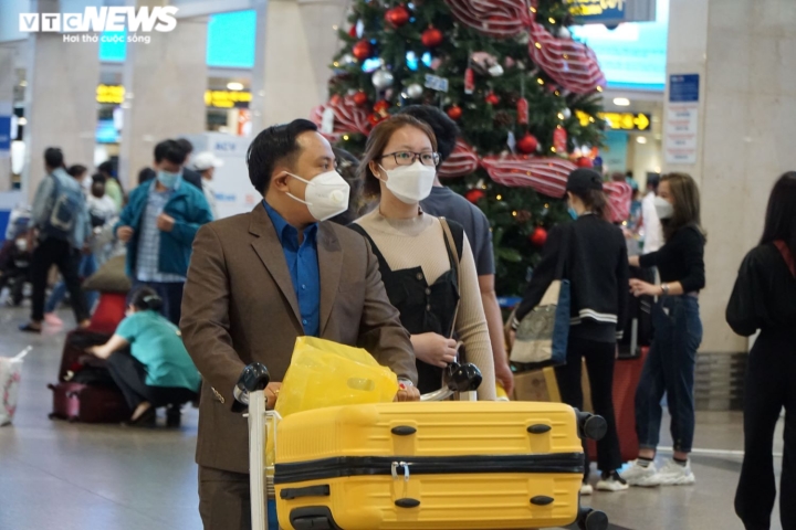 Ảnh: Người dân ùn ùn rời TP.HCM về quê ăn Tết, sân bay Tân Sơn Nhất đông nghịt - 6