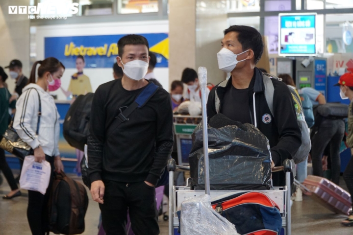 Ảnh: Người dân ùn ùn rời TP.HCM về quê ăn Tết, sân bay Tân Sơn Nhất đông nghịt - 7