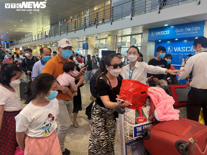 Ảnh: Người dân ùn ùn rời TP.HCM về quê ăn Tết, sân bay Tân Sơn Nhất đông nghịt - 8