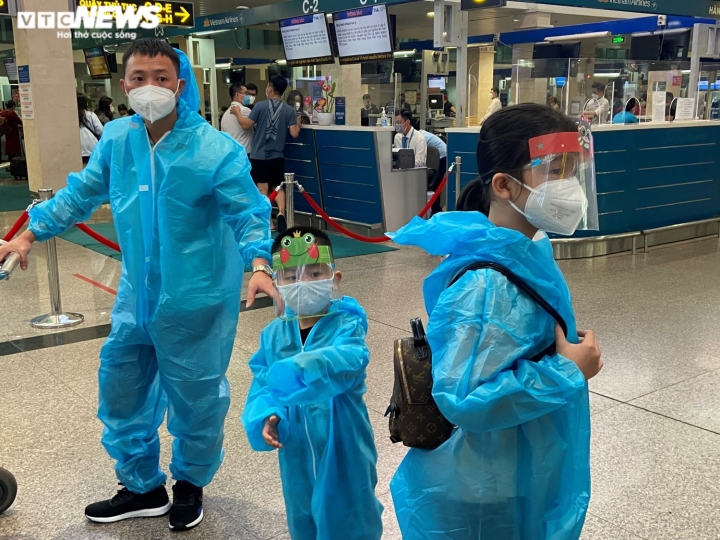 Ảnh: Người dân ùn ùn rời TP.HCM về quê ăn Tết, sân bay Tân Sơn Nhất đông nghịt - 11