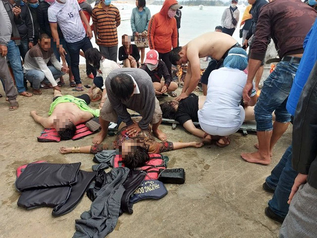 QUẢNG NAM: Chìm ca nô chở 39 người ở vùng biển Cửa Đại - Ảnh 2.