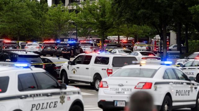 Nhân viên cấp cứu làm việc tại hiện trường vụ xả súng tại Phòng khám Warren ở Tulsa, Oklahoma, ngày 1 tháng 6 năm 2022
